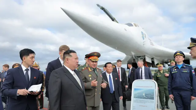 उत्तर कोरिया के नेता किम जोंग उन एक न्यूक्लियर बॉम्बर का निरीक्षण करते हुए