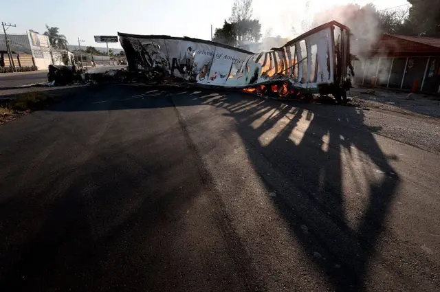 Carro incendiado en medio de una calle 