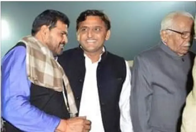 अखिलेश यादव के साथ बृजभूषण शरण सिंह 