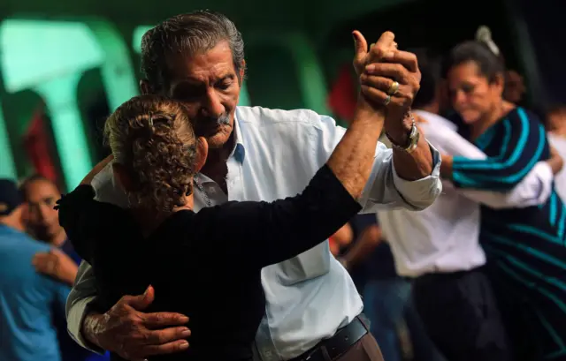 اتخاذ موقف إيجابي تجاه الحياة هو إحدى السمات الأساسية للأشخاص الذين يعيشون حتى سن الشيخوخة
