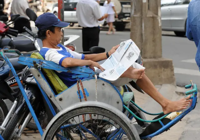 Đọc báo giấy một thời là thói quen phổ biến của người dân TP HCM trước khi internet bùng nổ. Ảnh chụp năm 2008