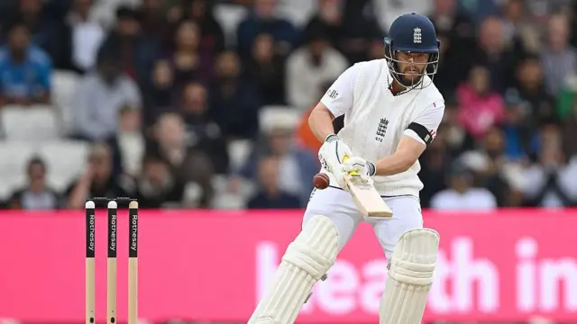 स्कूप शॉट खेलते हुए इंग्लैंड के ओपनर बेन डकेट