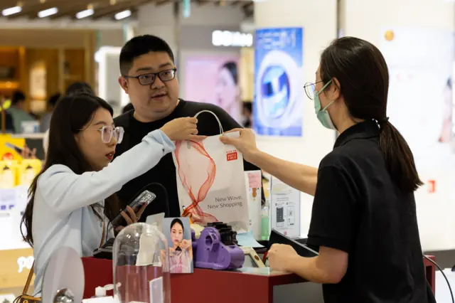Du khách Trung Quốc mua sắm tại siêu thị miễn thuế của Lotte tại Seoul