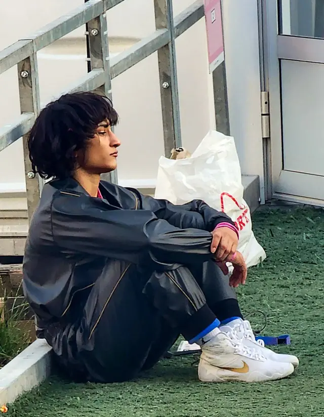 फ़ाइनल मैच से पहले वज़न अधिक होने के कारण विनेश फोगाट को अयोग्य ठहरा दिया गया था.