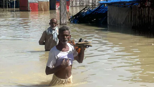 बाढीका कारण डुबानमा परेपछि गौरबाट आफ्नो गन्तव्यतिर जाँदै यात्रु