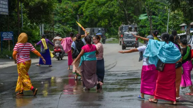 সেনা কনভয়কে ঘিরে বিক্ষোভ দেখাচ্ছেন মণিপুরের নারীরা