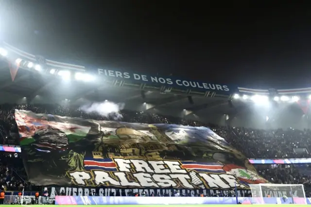 Paris Saint-Germain ve Atletico Madrid arasındaki Şampiyonlar Ligi maçında "Özgür Filistin" afişi açıldı