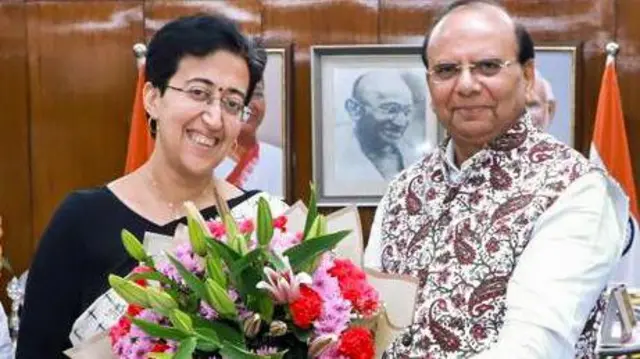 दिल्ली के एलजी वीके सक्सेना के साथ आतिशी
