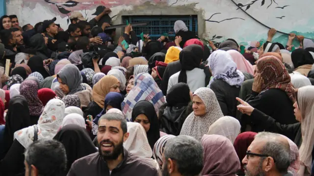 مئات من الفلسطينيين في انتظار المعونات الغذائية