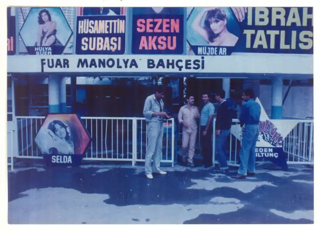 Fuar Manolya Bahçesi'nin girişindeki afişlerde Sezen Aksu, İbrahim Tatlıse ve Müjde Ar gibi isimler var.