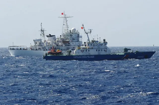 Tàu cảnh sát biển Việt Nam và Trung Quốc vào năm 2014