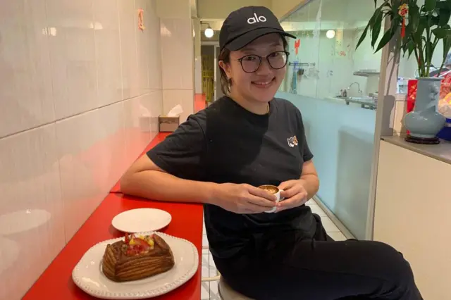 Lalita Setiandi, pemilik Lit Bakehouse di Gang Kalimati, duduk sambil memegang cangkir di kafenya di Gang Kalimati