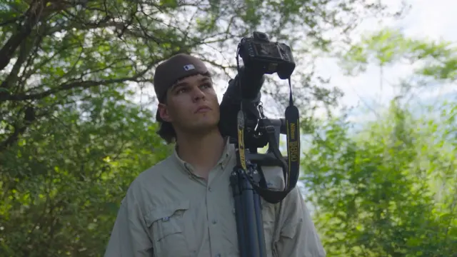 
Mauricio Silvera percorre um caminho entre a vegetação no norte do Uruguai, onde tenta capturar em fotografias o urutaú, uma espécie enigmática de ave noturna conhecida na América.
