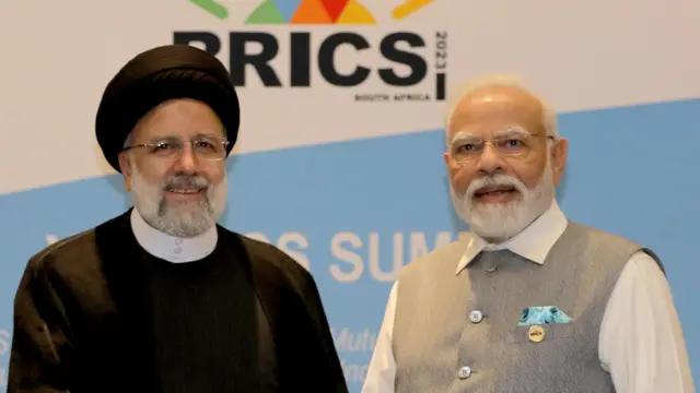 पिछले साल दक्षिण अफ़्रीका में हुए ब्रिक्स सम्मलेन के दौरान प्रधानमंत्री नरेंद्र मोदी ईरान के तत्कालीन राष्ट्रपति इब्राहिम रईसी के साथ