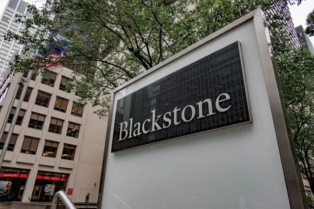 Logo de Blackstone en un monolito a la entrada de uno de sus edificios en Manhattan.