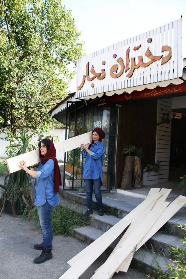نمایی از فیلم «دختران نجار، دونوازی برای یک رویا»