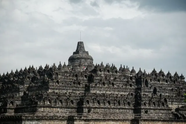 Candi Borobudur, monumen Buddha terbesar di dunia dan Situs Warisan Dunia UNESCO