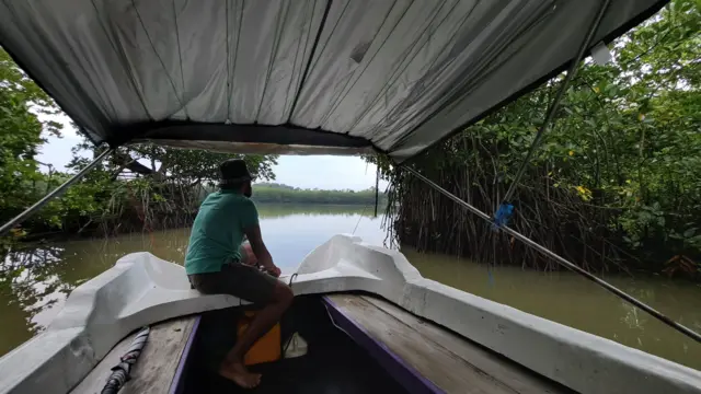 "මාර්ටින් වික්‍රමසිංහ මියගිහිල්ලත් දැන් කොච්චර කල් ද? තාම එයාගෙ පොත් කියවලා කොග්ගල බලන්න එන අය නිසා තමයි අපි කාලා ඇඳලා ඉන්නේ," තරුණයා පවසයි.