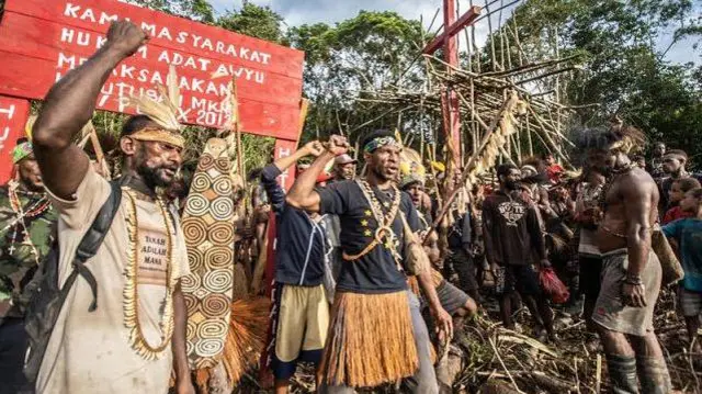 Masyarakat adat suku Awyu berkumpul bersama untuk meletakkan tapak batas wilayah ulayat mereka di Desa Kowo, Boven Digoel, Papua.