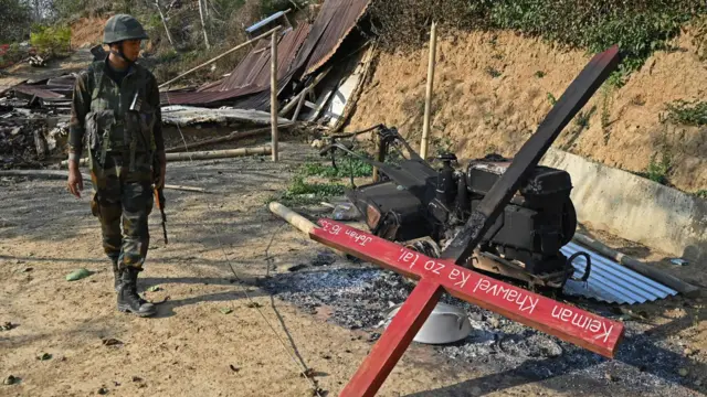 Soldado olha área destruída