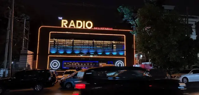 အနုပညာရှင်တွေလာရောက်သီဆိုတဲ့ ရေဒီယိုဘား 