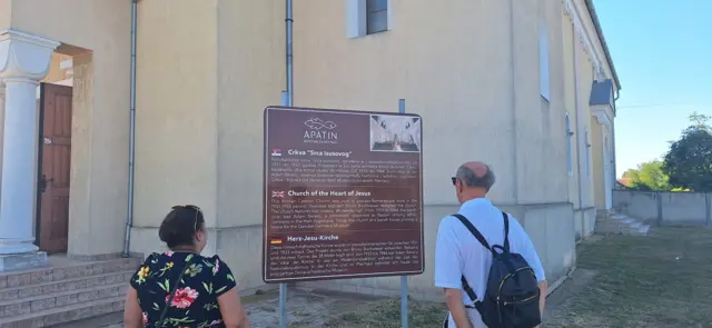 Posetioci ispred Muzeja Podunavskih Nemaca