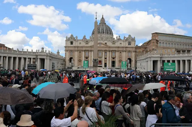 25일 바티칸 성 베드로 광장에서 고(故) 프란치스코 교황의 마지막 가는 길을 함께 하기 위해 운집한 사람들