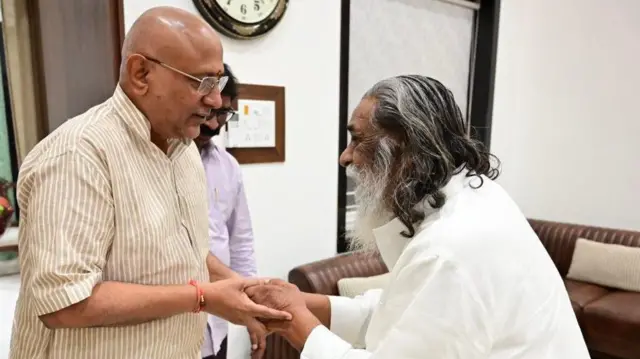 झारखंड मुक्ति मोर्चा के संस्थापक और झारखंड के पूर्व मुख्यमंत्री शिबू सोरेन के साथ सी पी राधाकृष्णन