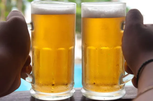 බියර් වීදුරු දෙකක ජායාරූපයකි