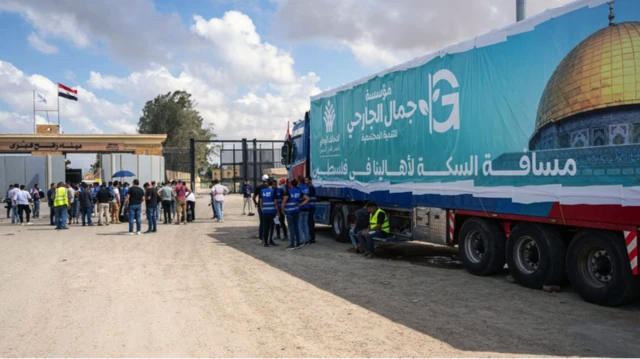 Un camion d'un convoi d'aide humanitaire pour la bande de Gaza est garé à l'extérieur de la porte frontalière de Rafah, en Égypte, le 18 octobre 2023. 