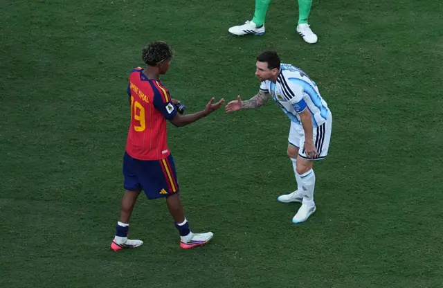 Lamine Yamal, Arjantin kaptanı Lionel Messi'yi teselli etti