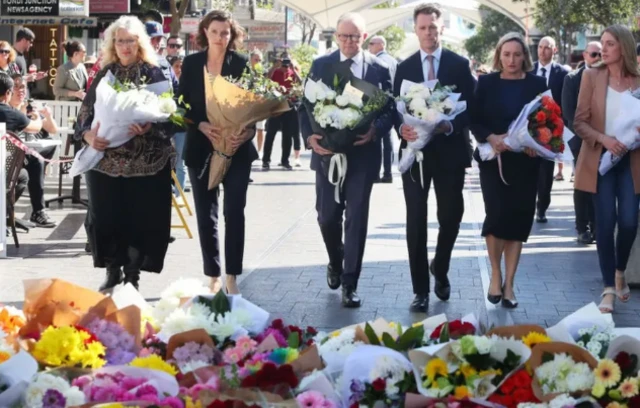 पीडितांना श्रद्धांजली वाहण्यासाठी लोक 