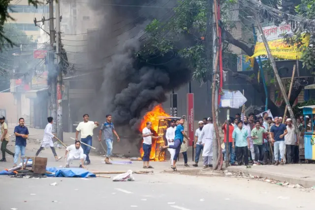 কোটা সংস্কার আন্দোলনে দেশব্যাপী ব্যাপক অগ্নিসংযোগের ঘটনা ঘটেছে।