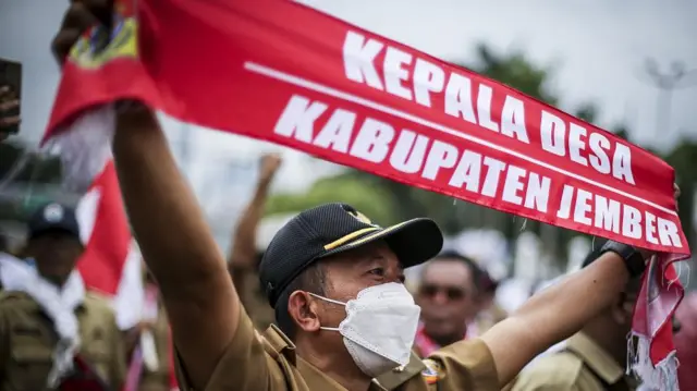 Massa dari Perkumpulan Aparatur Pemerintah Desa Seluruh Indonesia melakukan unjuk rasa di depan Gedung DPR, Senayan, Jakarta, Selasa (17/1/2023). Dalam aksinya mereka menuntut pemerintah dan DPR merevisi aturan masa jabatan kepala desa dari 6 tahun menjadi 9 tahun per periode. 
