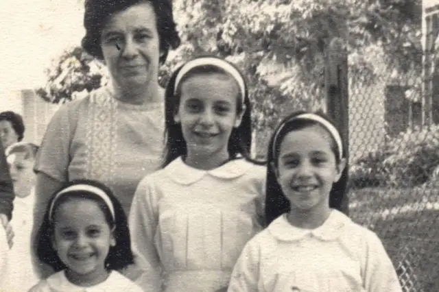 Esther Ballestrino junto a sus tres hijas.
