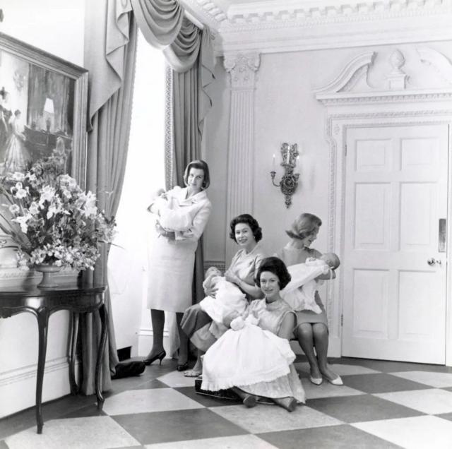 Rainha Elizabeth II, Princesa Margaret, Princesa Alexandra e Duquesa de Kent seguram seus bebês