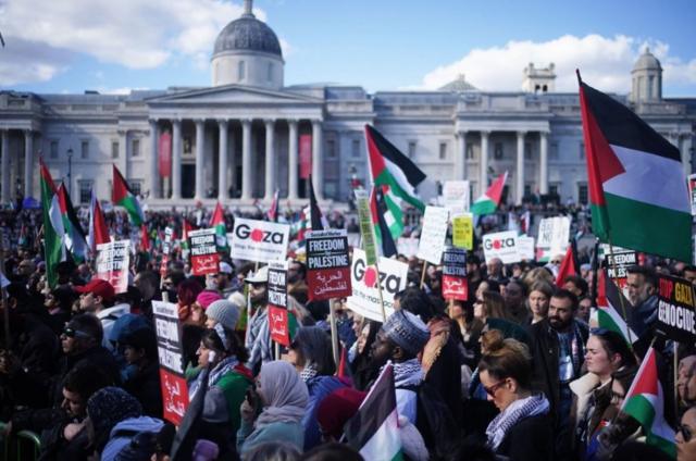 متظاهرون في وسط العاصمة البريطانية لندن يطالبون بوقف "الإبادة الجماعية في غزة"، و"الحرية لفلسطين"