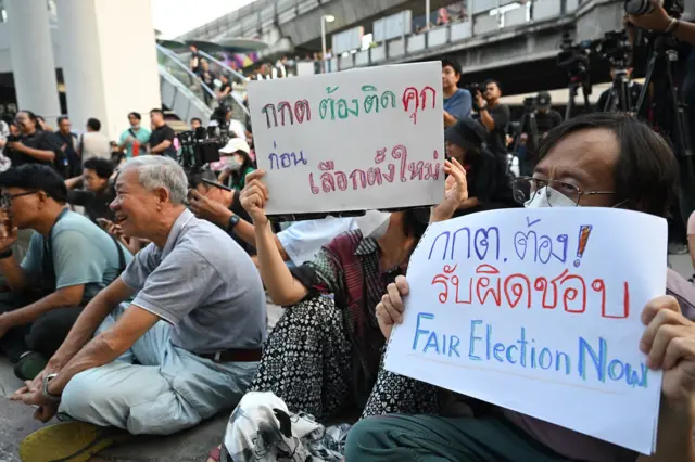 ผู้ร่วมกิจกรรมลงประชามติจำลองเพื่อถอดถอน 7 กกต. ที่สกายวอล์คแยกปทุมวัน เมื่อ 15 ก.พ. ระบายความรู้สึกที่มีต่อ กกต. และการจัดการเลือกตั้งครั้งล่าสุด