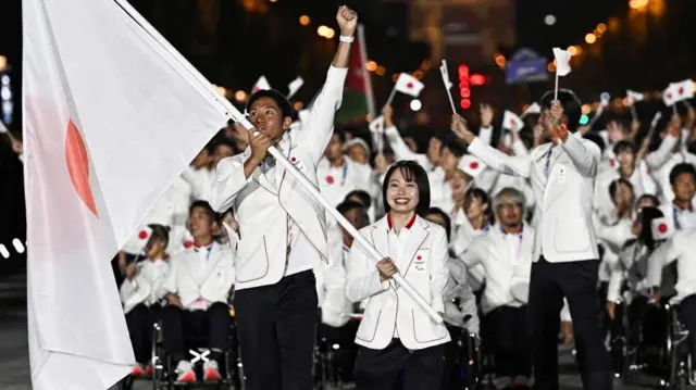 行進する日本選手団
