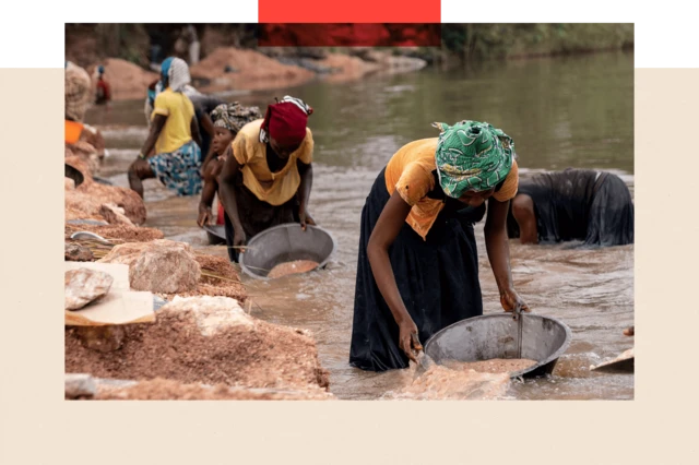 Personnes travaillant dans la rivière Lukushi en République démocratique du Congo