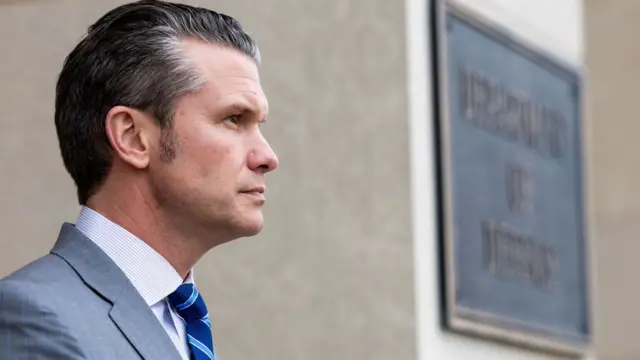 Bộ trưởng Quốc phòng Hoa Kỳ Pete Hegseth cho biết lệnh cấm là chương trình nghị sự của tổng thống... và chúng tôi sẽ tiếp tục theo đuổi nó một cách không ngừng nghỉ Bộ trưởng Quốc phòng Hoa Kỳ Pete Hegseth cho biết lệnh cấm là chương trình nghị sự của tổng thống... và chúng tôi sẽ tiếp tục theo đuổi nó một cách không ngừng nghỉ