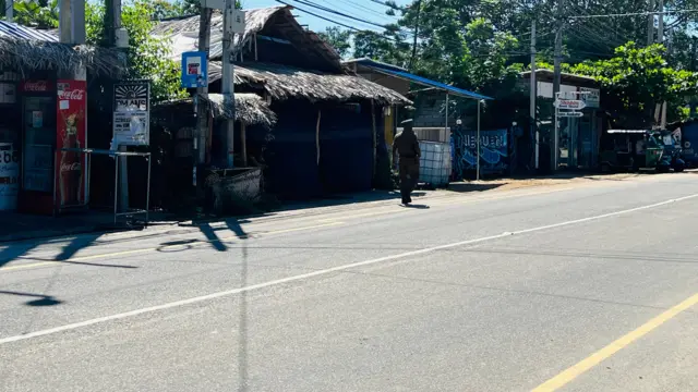 " මේ සිදුවීම ගැන තොරතුරු එන කොට ගොඩක් සංචාරකයෝ මෙහෙ හිටියේ. නමුත් තානාපති කාර්යාල නිකුත් කරපු නිවේදනයත් එක්ක ගොඩක් අය යන්න ගියා. නැත්නම් ඒ අය තවත් ඉන්නවා."