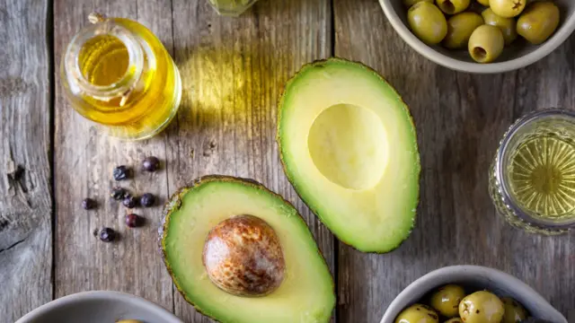 ਐਵੋਕਾਡੋ ਅਤੇ ਓਲਿਵ ਆਇਲ ਦੀ ਤਸਵੀਰ