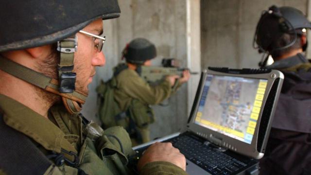 Soldat israélien tenant une tablette 