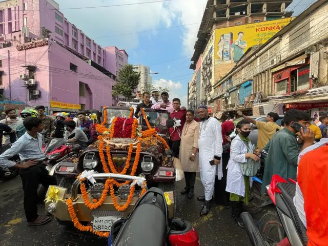 মনোনয়নপত্র সংগ্রহ করতে আসা একজন প্রার্থীর গাড়ি