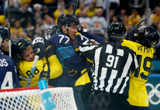 utakmica finske i švedske u hokeju na ledu na zimskim olimpijskim igrama, tuča u hokeju na ledu