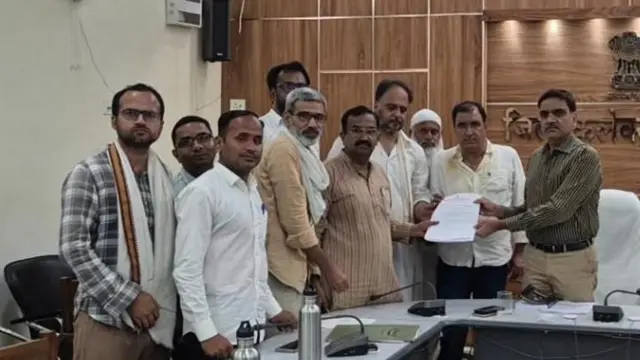 గ్రామం పేరు మార్చవద్దని కోరుతూ ఇస్లాంపుర్ నివాసితులు కలెక్టర్కు వినతిపత్రాన్ని సమర్పించారు.