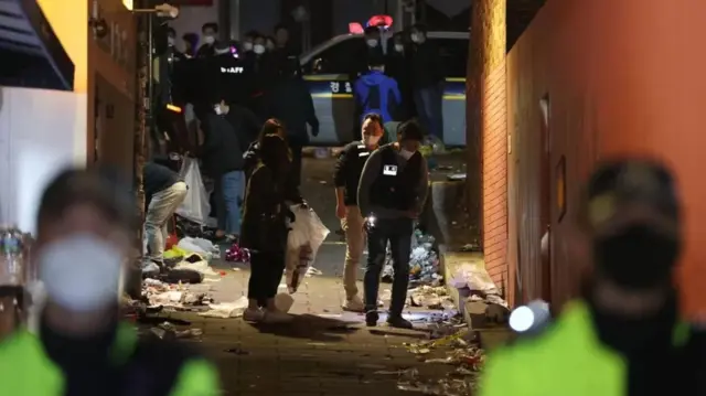 ဖြစ်ပျက်ခဲ့တာတွေကို စုံစမ်းရေးမှူးတွေက စုပေါင်း စုံစမ်းနေ