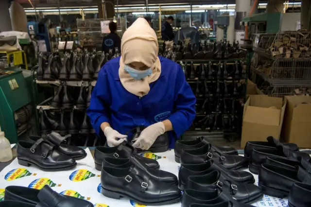 Femme qui travaille dans une usine
