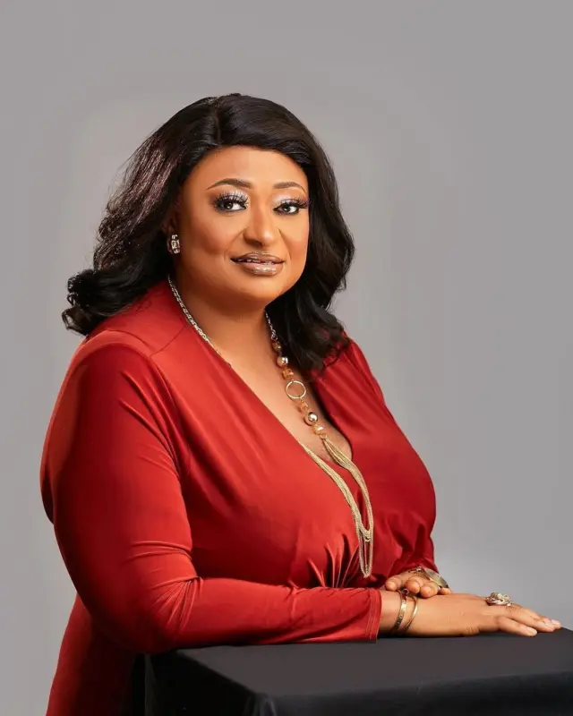 Ronke Oshodi Oke wọ aṣọ pupa